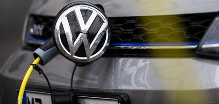 Bald kostenlos? E-Golf »tankt« an einer Ladesäule in Mainz (9.3....