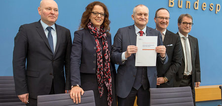 Meinungsvielfalt sieht anders aus: Die Mitglieder des Sachverstä...