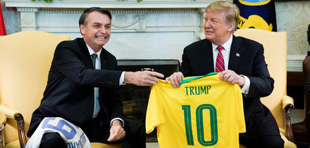 Klare Rollenverteilung: Bolsonaro überreichte Trump am Dienstag ...