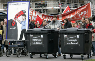 Die Proteste gegen die geplante Transrapidstrecke in München wur...