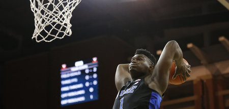 Lieber kein Korb sein, wenn Zion Williamson (201 cm, 129 kg) aus...