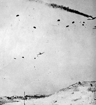 Deutsche Fallschirmjäger über Heraklion Deutsche Fallschirmjäger über Heraklion