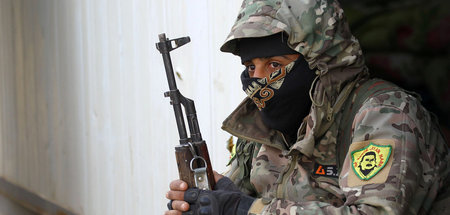 Ein Kämpfer der Syrischen Demokratischen Kräfte in Baghouz (17. ...