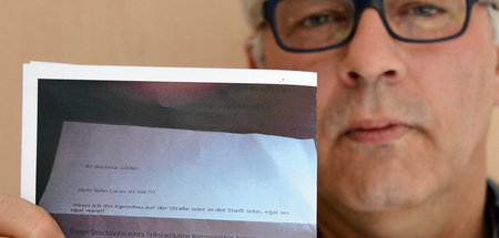 Andreas Goerke mit einem Brief, in dem sein Sohn mit Mord bedroh...