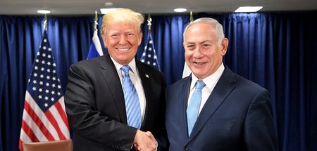 Donald Trump (l), Präsident der USA, mit Benjamin Netanjahu, Min