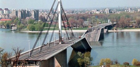 Novi Sad, 4. April 1999: Eine der beiden wichtigen Donaubrücken,...