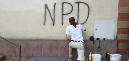 Nicht schön, aber weniger gefährlich: Gesprühtes NPD-Logo neben