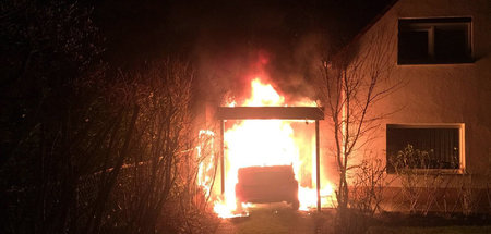 Das brennende Auto vor dem Haus des Linke-Politikers Ferat Kocak...