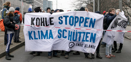 Aktivistinnen und Aktivisten von »Ende Gelände« protestieren zum...
