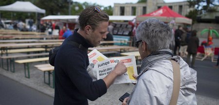 jW in Aktion: Zeitungsverteilung am 1. Mai in Berlin