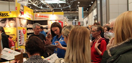 Großer Andrang am Stand der jungen Welt in Halle 5 der Leipziger