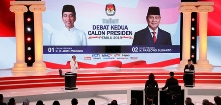 Der indonesische Präsident Joko Widodo (l.) und sein Herausforde...