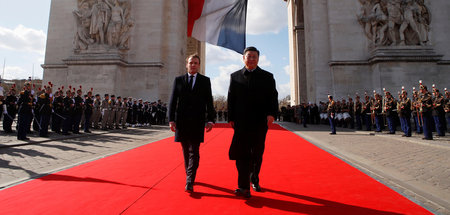 Die Präsidenten Frankreichs und Chinas, Emmanuel Macron (l.) und...