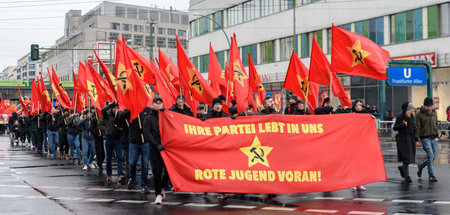 Feste Marschordnung mit Fahnen, hergestellt in mühevoller Heimar...