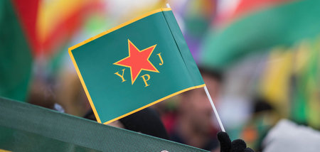 YPJ-Fahne auf einer Demonstration gegen den türkischen Angriff a...