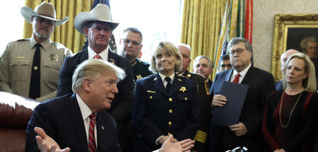 Mauerbau: US-Präsident Donald Trump mit Grenzwächtern am 15. Mär