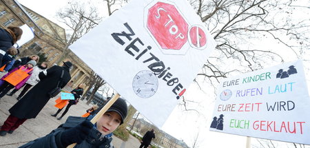 Protestaktion von Jugendlichen gegen Zeitmangel, Stress und Burn...