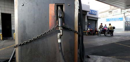 Wegen des Stromausfalls geschlossene Tankstelle in Caracas. Der ...