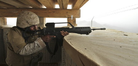 Saudischer Soldat mit Sturmgewehr »G36« von Heckler und Koch an ...