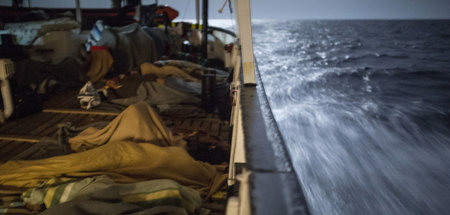 Ähnliches Schicksal: Vor Libyens Küste gerettete Migranten die w