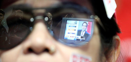 Ein Anhänger der Pheu Thai Party verfolgt am 24. März in Bangkok...
