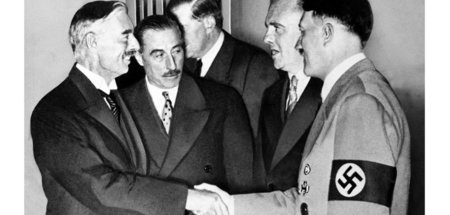 »Peace for our time«. Der britische Premier Neville Chamberlain ...