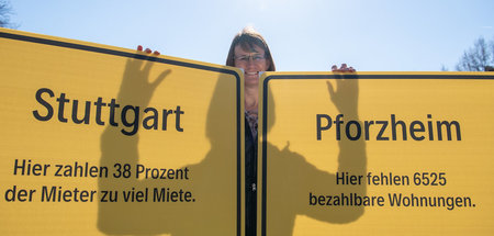 Plakativer Protest: Eine Gewerkschafterin bei der DGB-Aktion am ...