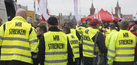 Mitarbeiter von Coca-Cola bei einer Protestaktion vor der Zentra...