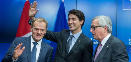 Feierlaune nach der Unterzeichnung von CETA: EU-Ratspräsident Do...