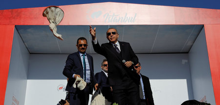 Zuckerbrot und Peitsche: Präsident Erdogan verteilt Geschenke be...