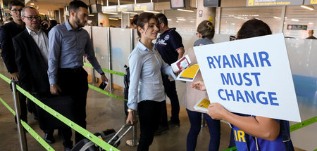 Eine Angestellte von Ryanair nimmt an den Protesten in der Abflu...