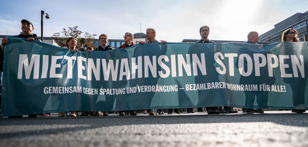 Gegen den "Mietenwahnsinn" wird auch in Frankfurt am Main demons...