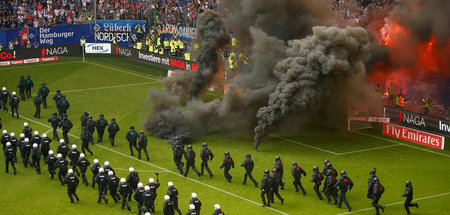 Rauch in der Luft, Bewegung auf dem Feld: »Hochrisikospiel« HSV ...