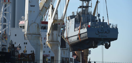 Ein Küstenschutzboot für die saudische Armee wird im Hafen Mukra...