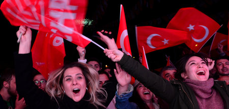 CHP-Anhänger feiern am Sonntag abend den Wahlausgang in Ankara