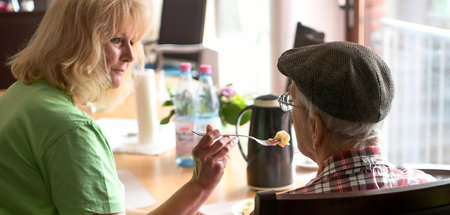 Pflegerin betreut älteren Mann in Seniorenpflegeheim in Niedersa...