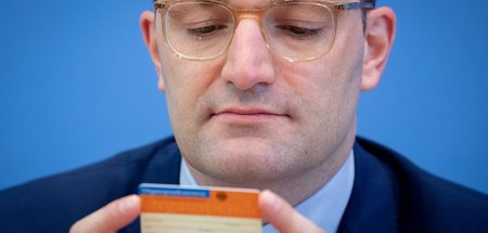 Überlegt er noch? Bundesgesundheitsminister Jens Spahn (CDU) am ...