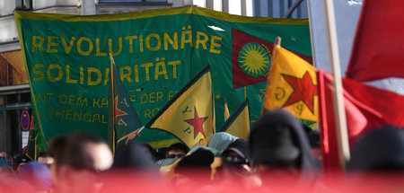 Auch am 1. Mai 2018 in Berlin wurden Fahnen der YPG gezeigt