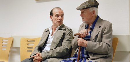 Ein Mann auch für düstere Sozialkrimis: Joachim Tomaschewsky (re...