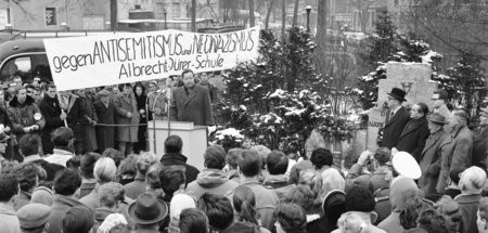 Antifaschistische Protestdemonstration von rund 3.000 Menschen a...