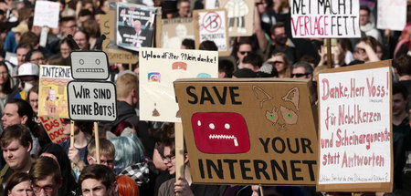 Unter dem Motto »Save the Internet« demonstrieren Menschen gegen...