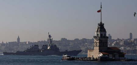 Der Zerstörer »USS Donald Cook« am 19. Februar am Bosporus auf d...