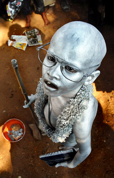 Auch ein Rückgriff: ein als Gandhi verkleideter junger Bettler i...