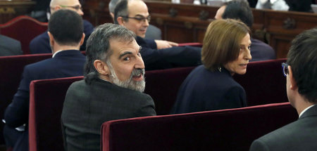 Die katalanischen Politiker Jordi Cuixart (l.) und Carme Forcade...