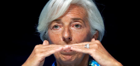 Christine Lagarde zeigt wie hoch das Wasser steht (23.6.2017) Christine Lagarde zeigt wie hoch das Wasser steht (23.6.2017)