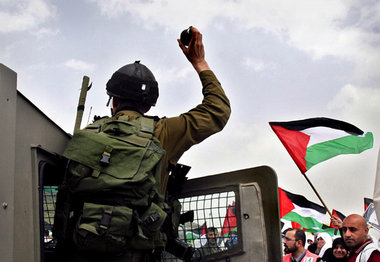 Nablus, 30. März: Ein israelischer Soldat hält palästinensischen...