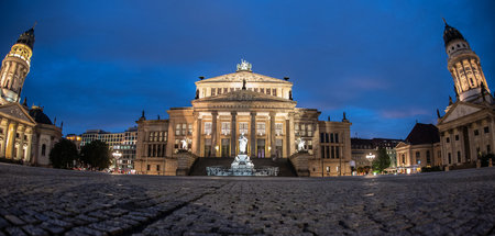 »Für die europäische Sache singen«: Abendhimmel über dem Gendarm... »Für die europäische Sache singen«: Abendhimmel über dem Gendarm...