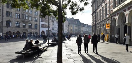 Noch einen Kaffee, bis der nächste Bus kommt. Die Damen hinter d... Noch einen Kaffee, bis der nächste Bus kommt. Die Damen hinter d...