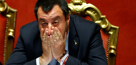 Italiens faschistischem Innenminister Matteo Salvini springen di... Italiens faschistischem Innenminister Matteo Salvini springen di...