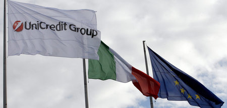 Die Flaggen der Unicredit Group, Italiens und der EU vor dem Fir... Die Flaggen der Unicredit Group, Italiens und der EU vor dem Fir...